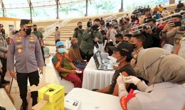 Tinjau-Vaksinasi-Massal-di-Banten,-Kapolri-Tekankan-Target-70-Persen-di-Akhir-Tahun-Tercapai
