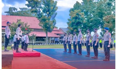 Kado-Tahun-Baru-2022,-41-Personil-Polri-di-Manggarai-Barat-Dapat-Kenaikan-Pangkat