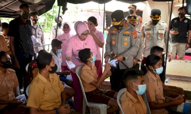 Beri-Bansos-Kepada-Masyarakat-Terdampak-Covid-19,-Kapolda-NTT:-Semoga-Bermanfaat