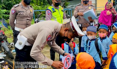 Peduli-Anak,-Satuan-Lalu-Lintas-Polres-Manggarai-Barat-Terima-Kunjungan-Pelajar-TK-PAS-Labuan-Bajo