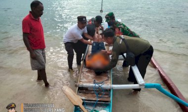 Polsek-Macang-Pacar-Bersama-Koramil-Macang-Pacar,-Kabupaten-Mabar,-Bantu-Masyarakat-Evakuasi-Korban-Kapal-Tenggelam