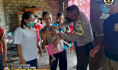 Tinjau-Posyandu-Bayi-Balita,-Bripka-Samsi-Berikan-Vitamin-A