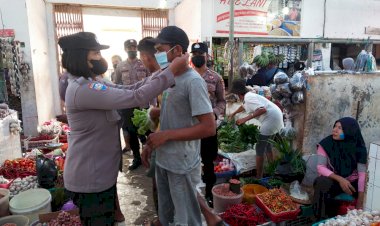 Satuan-Binmas-Polres-Mabar,-Imbau-pedagang-dan-pengunjung-Pasar-Taat-Prokes-Covid-19