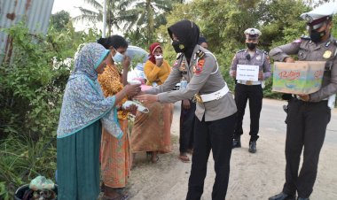 Berbagi-Kasih,-Satuan-Lalu-Lintas-Polres-Mabar-Bagikan-Masker-dan-Takjil-Kepada-Warga-Desa-Gorontalo
