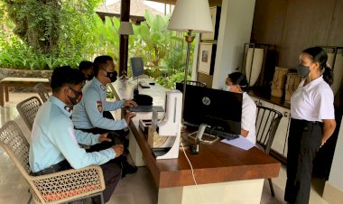 Peduli-Kebersihan,-Satuan-Pam-Obvit-Polres-Mabar-Imbau-Pelaku-Usaha-Pariwisata-dan-Masyarakat-Untuk-Menjaga-Kebersihan