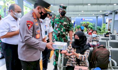 Tinjau-Stasiun-Pasar-Senen,-Kapolri-Imbau-Warga-Mudik-Sebelum-Tanggal-28-April