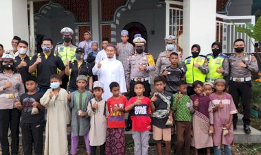 Jumat-Berkah,-Pengadilan-Negri-Labuan-Bajo-Bersama-Sat-Lantas-Polres-Mabar-Berbagi-Kasih