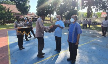 Kapolda-NTT-Berikan-Piagam-Penghargaan-Kepada-2-Orang-Tokoh-Agama-Kabupaten-Mabar