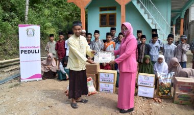Jelang-HUT-Bhayangkara-ke-76-Kapolres-Manggarai-Barat-Berikan-Bantuan-Sembako-Kepada-Anak-Anak-Pesantren