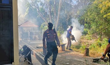 Cegah-Penyakit-DBD,-Polres-Mabar-Bersama-Puskesmas-Labuan-Bajo-Lakukan-Fogging