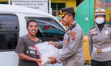 Polri-Peduli-dan-Hadir-di-Tengah-Masyarakat-Sikapi-Kenaikan-Harga-BBM-di-Kabupaten-Manggarai-Barat