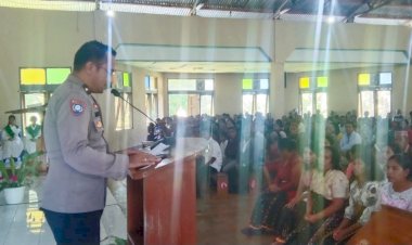 Jelang-Pilkades,-Personil-Polres-Mabar-Sampaikan-Pesan-Kamtibmas-Lewat-Mimbar-Gereja