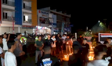 Polres-Mabar-Gandeng-ASKAB-PSSI-Mabar-dan-Masyarakat-Gelar-Aksi-Solidaritas-1000-Lilin-di-Labuan-Bajo