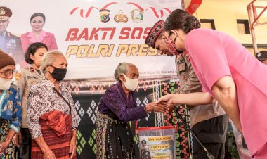Kunjungi-Polsek-Komodo,-Kapolda-NTT-dan-Ketua-Bhayangkari-Daerah-Beri-Bantuan-Sosial-Kepada-Masyarakat