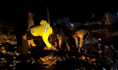 Gerak-Cepat-Polres-Mabar-Bantu-Masyarakat-Bersihkan-Material-Akibat-Banjir