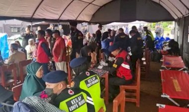 Tim-medis-Brimob-Polri-jemput-bola-beri-pelayanan-kesehatan-pengungsi-gempa-Cianjur