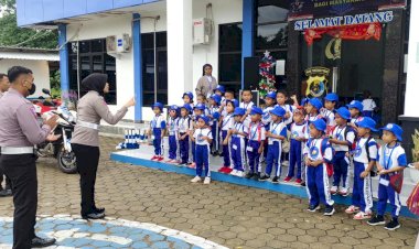 Polisi-Sahabat-Anak,-Satuan-Lalu-Lintas-Polres-Mabar-Terima-Kunjungan-Anak-anak-PAUD