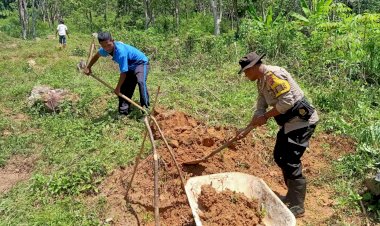 Wujud-Kebersamaan,-Bripka-Farid-Rahman-Bantu-Warga-Kerja-Tembok-Penahan-Sekolah