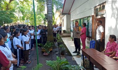 Jelang-Natal-dan-Tahun-Baru,-Ini-Pesan-Kapolsek-Lembor-Kepada-Peserta-Didik-di-SMAK-Sta.-Famelia-Lembor