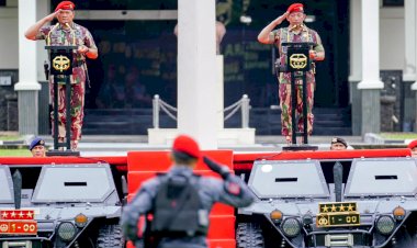 Disematkan-Baret-Merah-Kopassus,-Kapolri:-Jangan-Ragukan-Sinergitas-TNI-Polri-Jaga-NKRI