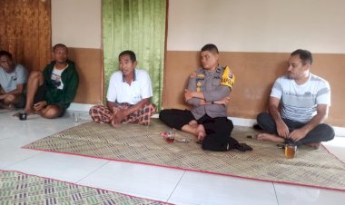 Jumat-Curhat:-Duduk-Bersila-Bersama-Warga,-Kapolsek-Lembor-Serap-Keluhan-Masyarakat