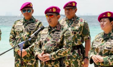 Kapolri-Disematkan-Jadi-Warga-Kehormatan-Marinir,-Sinergitas-TNI-Polri-Makin-Kokoh