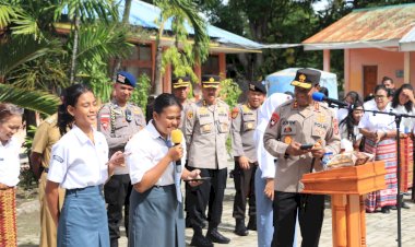 Safari-Kamtibmas-di-SMA-Negeri-1-Kupang-Timur,-Kapolda-NTT-beri-tantangan-untuk-para-siswa-yang-bisa-merangkum-dan-menceritakan-kembali-dalam-bahasa-Inggris.