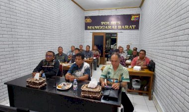 Wujudkan-Sinergitas-TNI-Polri-Bersama-Masyarakat,-Polres-Mabar-Gelar-Nobar-Wayang-Kulit