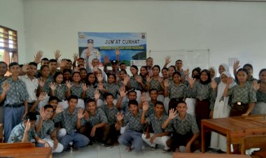 Sambangi-SMAN-3-Sano-Nggoang,-Ini-Yang-di-Sampaikan-Waka-Polsek-Aipda-Yanri-B.-Septroy