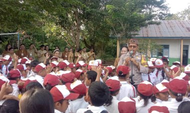 Sambang-SD-Inpres-Daleng,-Ini-Pesan-Bripka-Adrianus-Don-Bosco