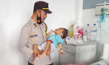 Wujud-Kepedulian,-Kapolsek-Kuwus-Jenguk-Balita-Gizi-Buruk-di-Rumah-Sakit