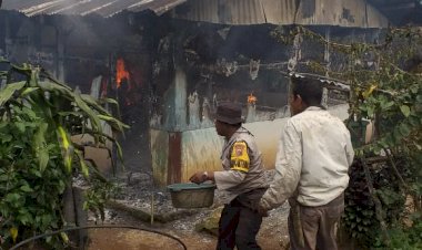 Responsif,-Bhabinkamtibmas-Bersama-Warga-Bantu-Padamkan-Kebakaran-Rumah