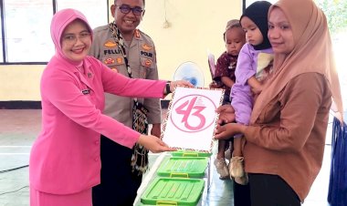 Peduli-Stunting,-Kapolres-dan-Ibu-Ketua-Bhayangkari-Cabang-Mabar-Bagikan-Sembako