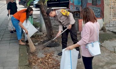 Dukung-KTT-Ke-42-ASEAN,-Polisi-Bersama-Warga-Gotong-Royong-Bersihkan-Lingkungan