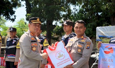 Usai-KTT-Ke-42-ASEAN,-Polisi-Salurkan-Sembako-Bantuan-Presiden-Jokowi-di-Labuan-bajo