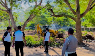 Respon-Keluhan-Warga,-Polisi-Bersihkan-Sampah-dan-Siapkan-Lokasi-Parkir-di-Pantai-Pede-Labuan-Bajo