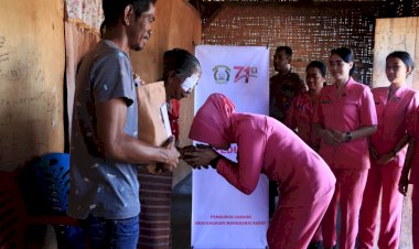 Kunjungan-Kerja,-Kapolres-Mabar-Bagikan-Sembako-kepada-Lansia-di-Lembor