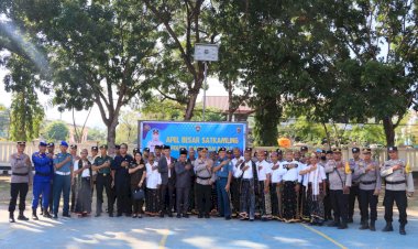 Visi-Indonesia-Emas,-Polisi-Gelar-Apel-Besar-Satkamling-di-Labuan-Bajo