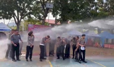 Naik-Pangkat,-32-Personil-Polri-di-Labuan-Bajo-Disiram-Water-Cannon