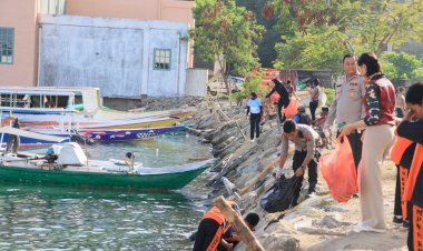 Peduli-Lingkungan,-Polisi-Bersama-Pelajar-dan-Masyarakat-Bersihkan-TPI-Labuan-Bajo