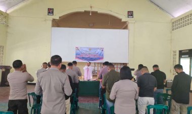 Polisi-Terima-Binrohtal-Dari-Para-Pemuka-Agama-di-Labuan-Bajo