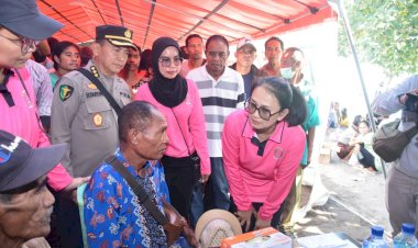 Ketua-Umum-Bhayangkari-Ny.-Juliati-Sigit-Prabowo-Memberikan-Bantuan-Sosial-dan-Pengobatan-Gratis-di-Kantor-Camat-Palue