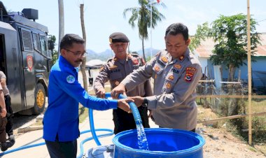 Atasi-Krisis,-Polisi-Bersama-Perumda-Distribusikan-16.500-Liter-Air-Bersih-di-Labuan-Bajo