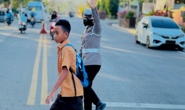 Srikandi-Polwan-Ikut-Atur-Lalu-Lintas-di-Labuan-Bajo