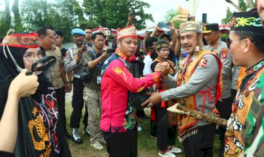 Disaksikan-Ribuan-Masyarakat,-Wakapolri-Dianugerahi-Warga-Kehormatan-Dayak-Kalteng-Dan-Bagikan-5.000-Paket-Bansos