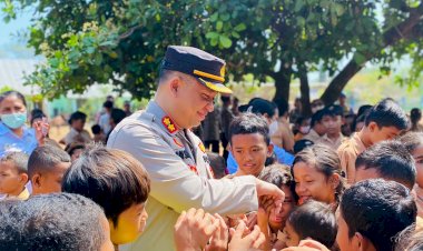 Peduli-Budaya-Literasi,-Kapolres-Mabar-Bagikan-600-Eksemplar-Buku-di-Labuan-Bajo