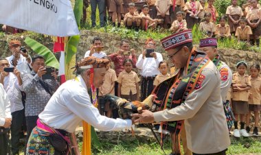 Kunjungi-Desa-Tengku,-Kapolda-NTT-Bersama-Rombongan-Disambut-Hangat-Masyarakat