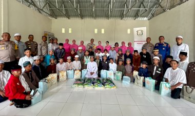 Peringati-Hari-Santri-Nasional,-Polisi-Berikan-Bantuan-Kepada-Ponpes-Nurul-Fatah-Mburak