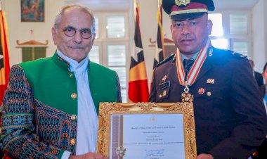 Anggota-Polri-Ipda-Fridus-Bere-Terima-Penghargaan-Medali-Kehormatan-dari-Presiden-Timor-Leste