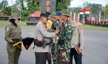Kapolri-Beri-Penghargaan-Pin-Emas-Kepada-Prajurit-TNI-dan-Anggota-Polri-yang-tergabung-dalam-Satgas-Operasi-Damai-Cartenz-2023